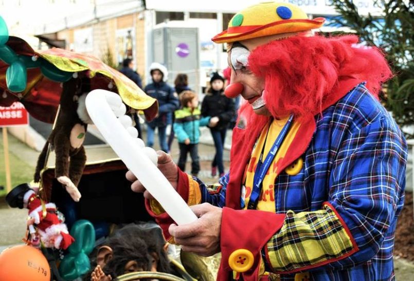 Clown en déambulation Un clown sculpte des ballons pour les enfants