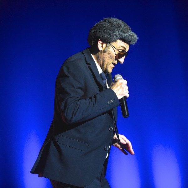 Un spectacle humoristique où l'artiste imite les célébrités