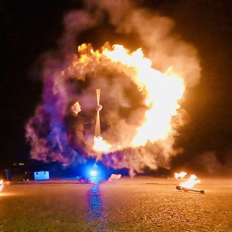 Spectacle de jonglage interprété par un personnage fou