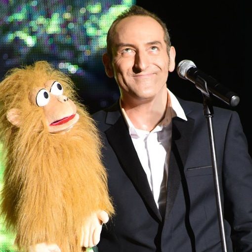 Un spectacle humoristique où l'artiste imite les célébrités