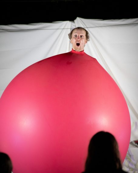 Spectacle de jonglage interprété par un personnage fou