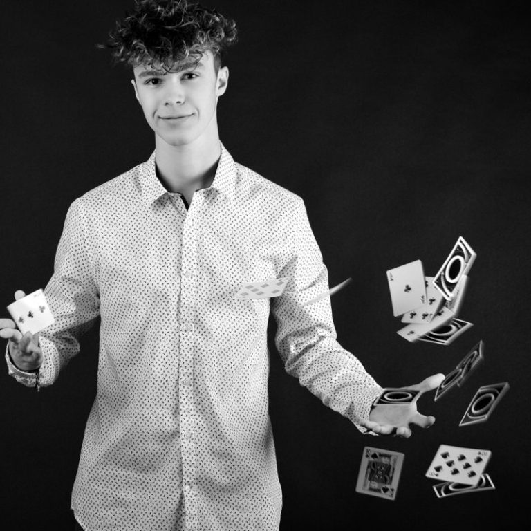 Noham le magicien le magicien manipule les cartes avec élégance et précision