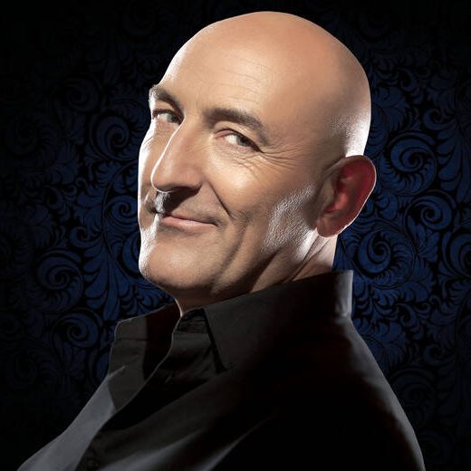 Un spectacle humoristique où l'artiste imite les célébrités