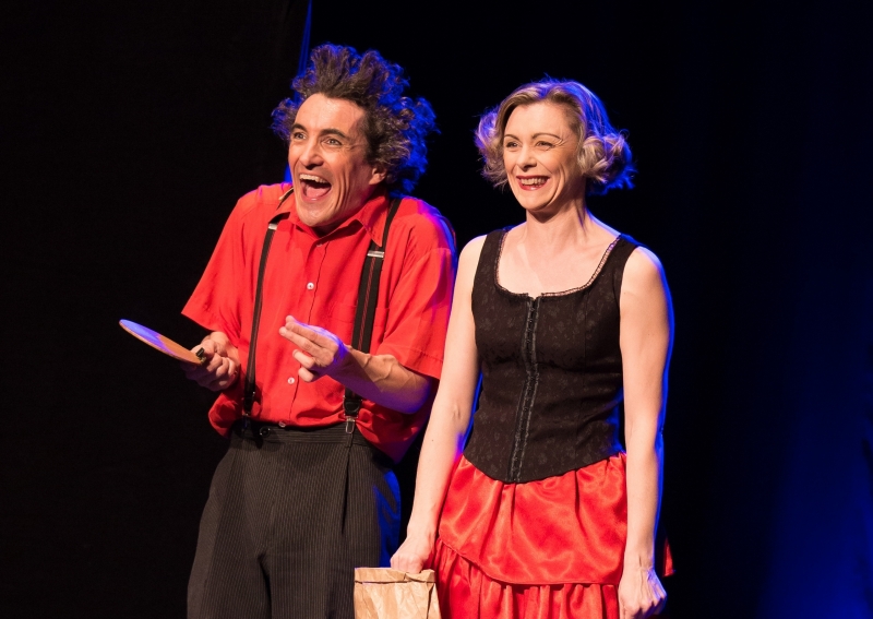 Elastic and Francesca Deux artistes de scène, l'un en rouge et l'autre en noir et rouge, souriant sur scène.