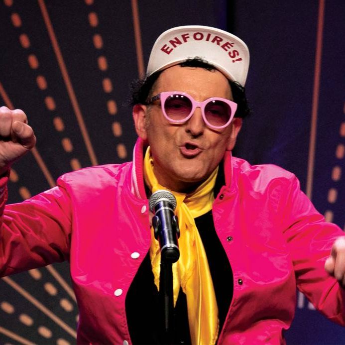 Un spectacle humoristique où l'artiste imite les célébrités