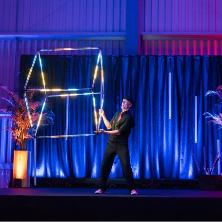 Spectacle de jonglage interprété par un personnage fou