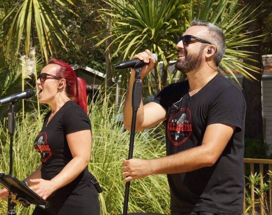 Duo musical dans un camping de vendée Deux chanteurs en concert
