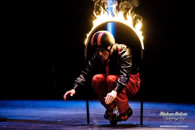 Spectacle de jonglage interprété par un personnage fou