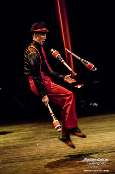 Spectacle de jonglage interprété par un personnage fou