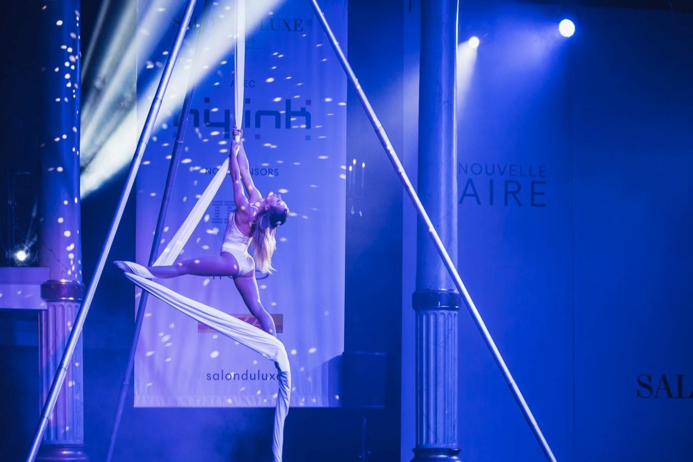 Luna Maud Artiste de cirque réalisant une performance aérienne sur des tissus suspendus.