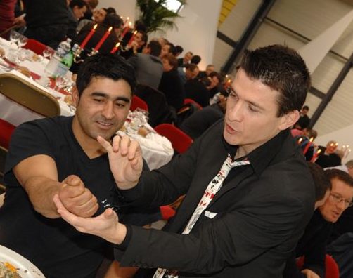 Magicien en close-up Le magicien fait des tours de carte aux invités