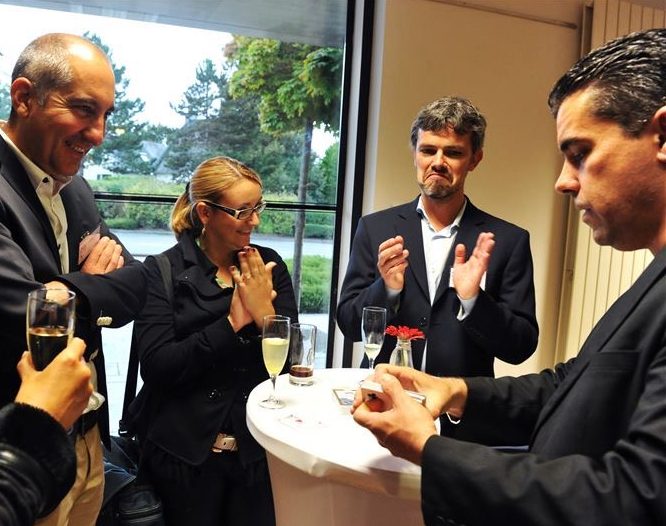 Close-up Olivier le Magicien le magicien réalise des tours de magie sous les yeux des clients